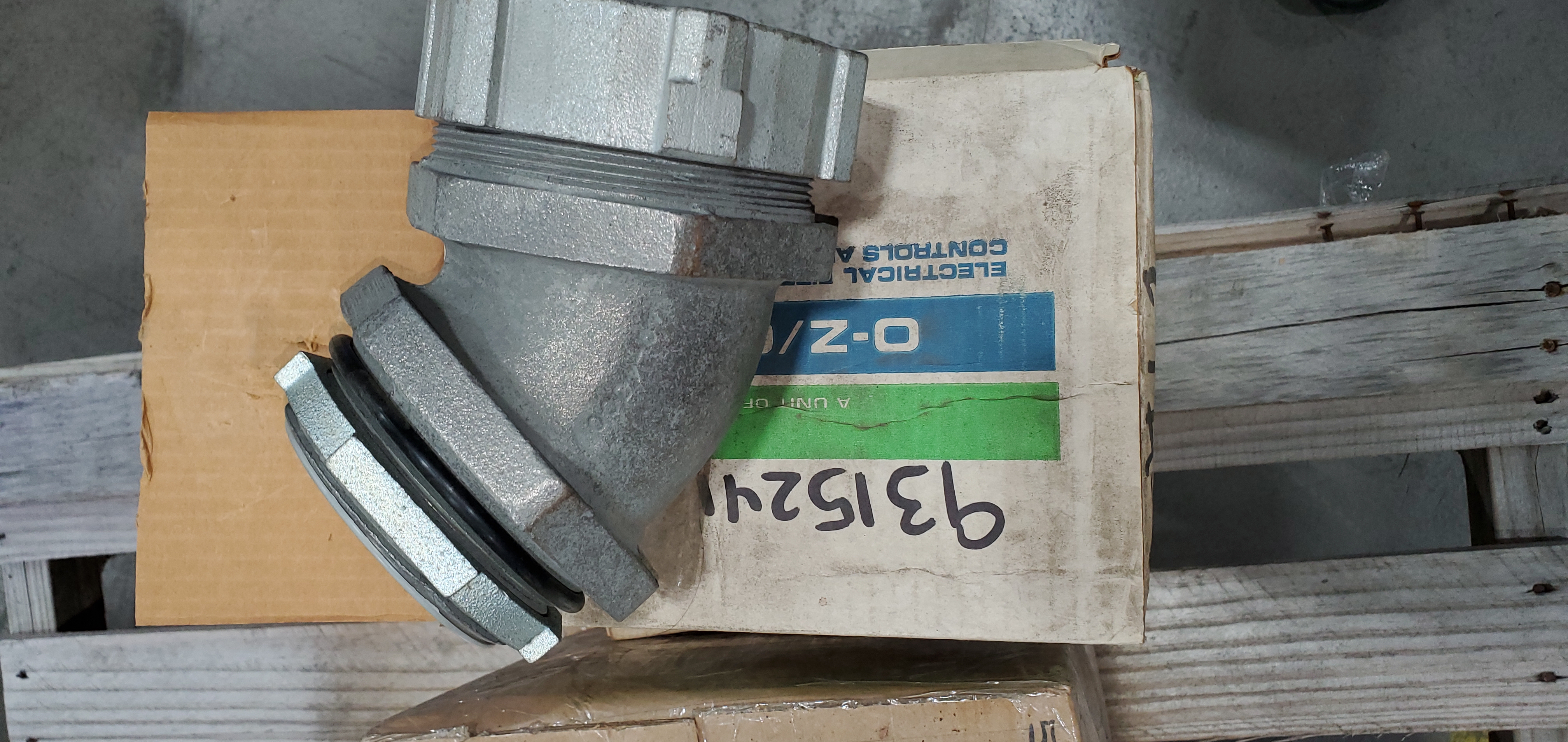 CONNECTOR, CNDCT INSUL STL 45DEG